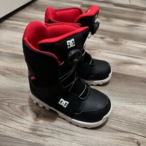 DC Black and Red youth size 1 boa snowboard boots